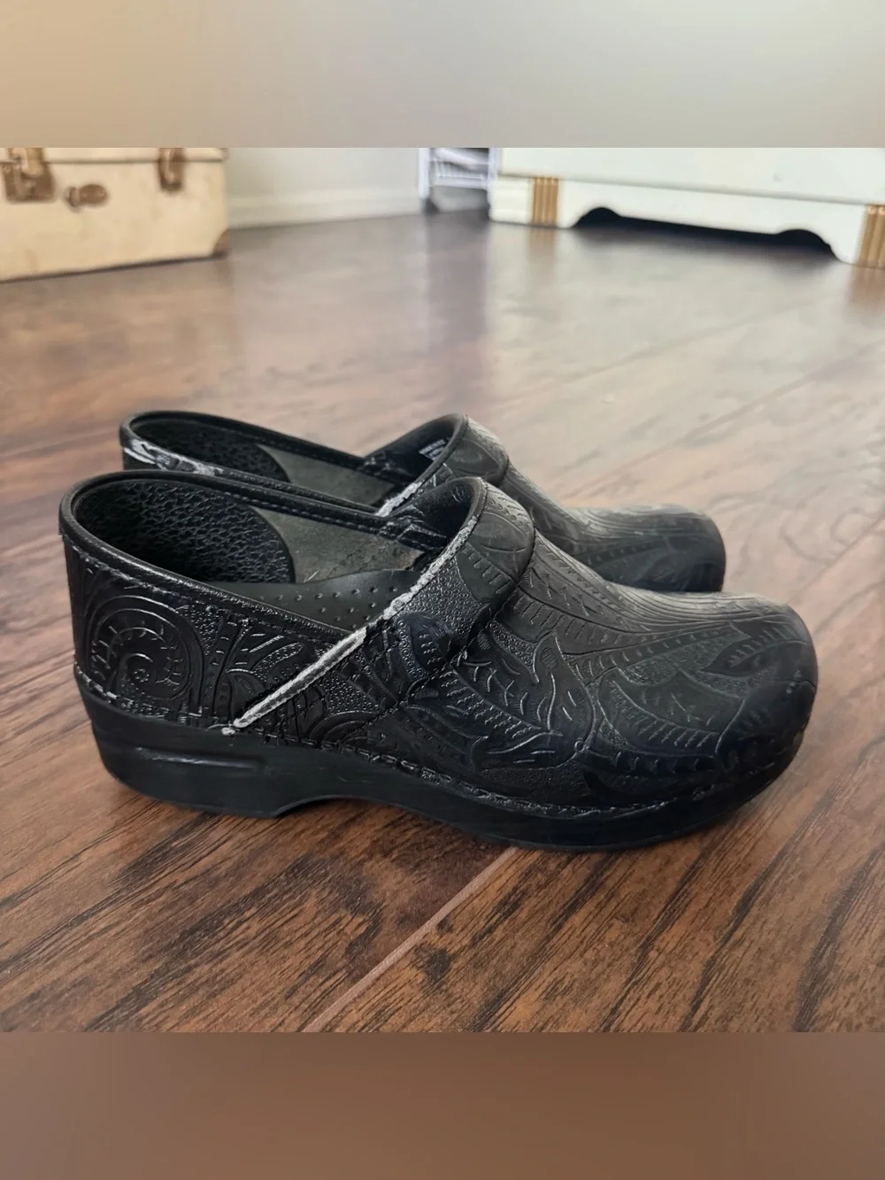 Dansko PROFESSIONAL TOOLED BLACK Womens Leather Slip On Clogs Shoes Size 38 - Picture 1 of 9